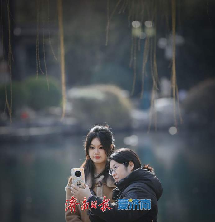 济南五龙潭公园春意盎然，处处有生机