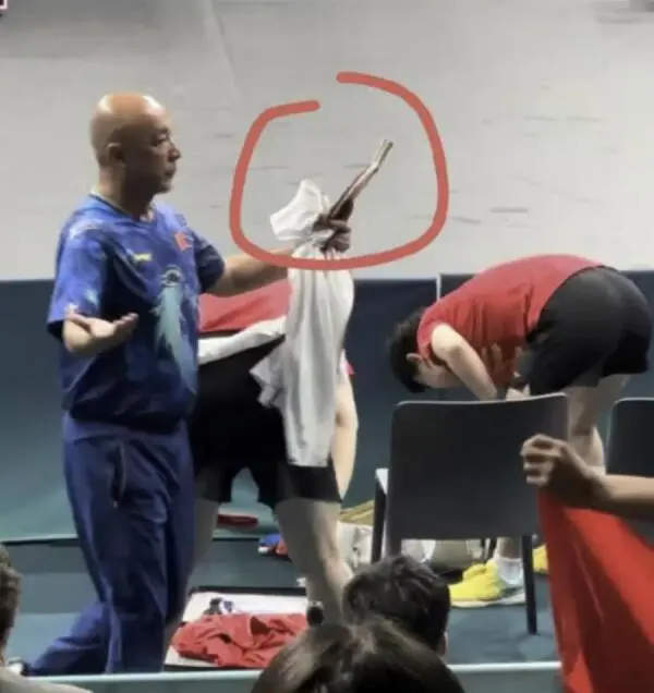 真相来了!视频回放王楚钦球拍被踩断始末