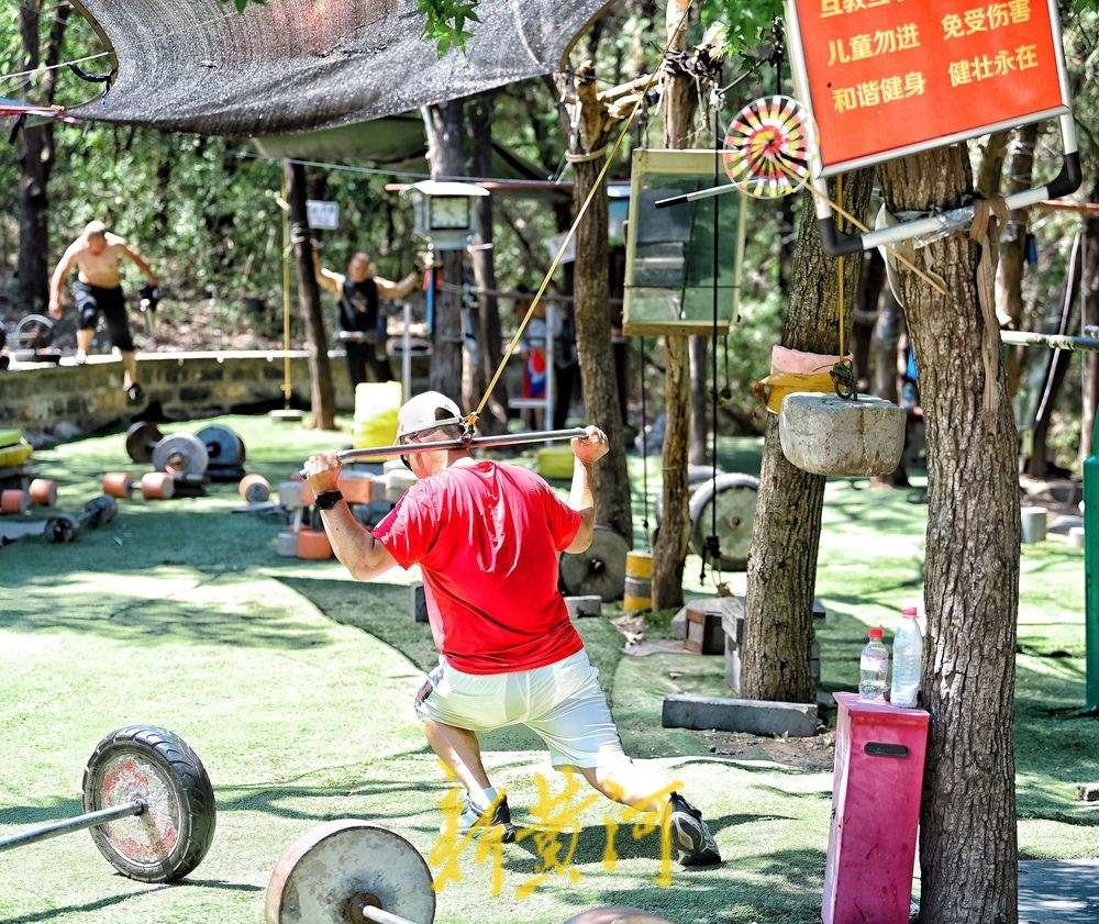 济南英雄山“露天健身馆”热闹非凡