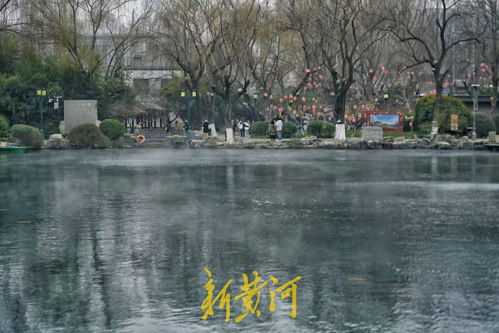 寒潮天气下，五龙潭泉池迎今年首次“云雾润蒸”景观