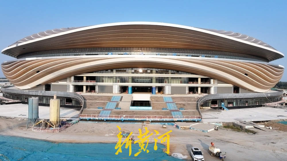 黄河体育中心足球场施工正酣，“九曲黄河万里沙”壮阔景象初现