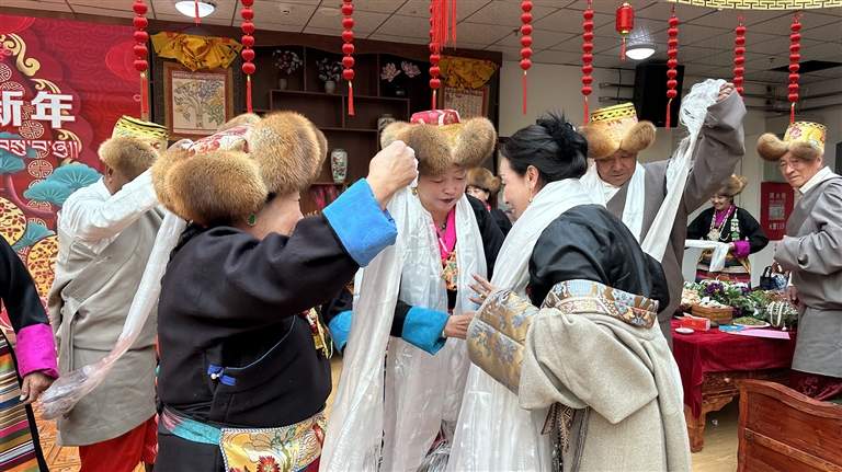 藏历新年暖潮:“一老一小”的幸福篇章