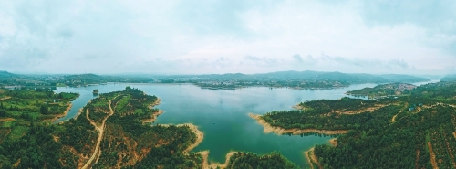 烟雨乔店水库 云雾弥漫远山