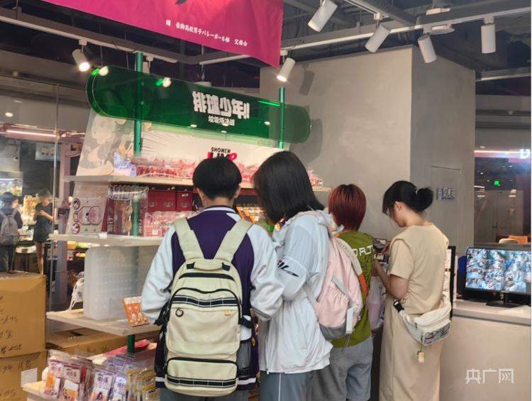 青少年热衷“买谷子”，他们到底在买什么？