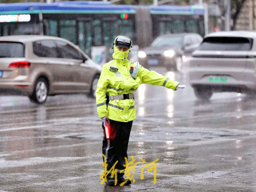 一场秋雨一场凉，交警雨中执勤忙