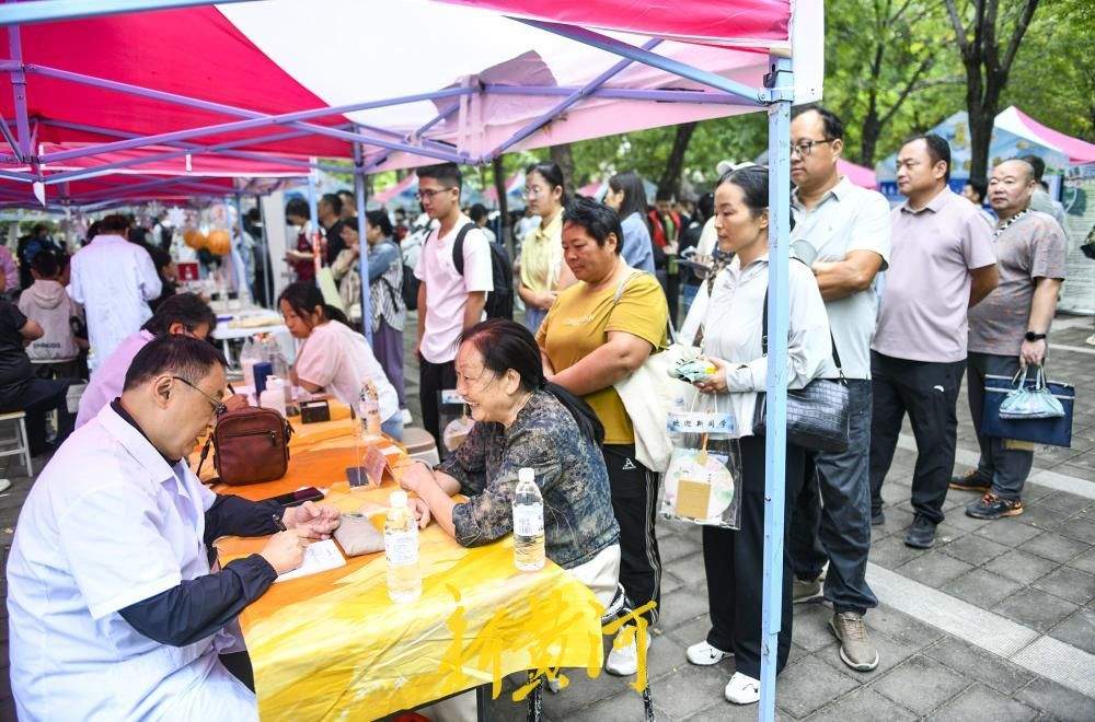 新生报到现场把脉义诊，大学迎新开启中医药文化体验