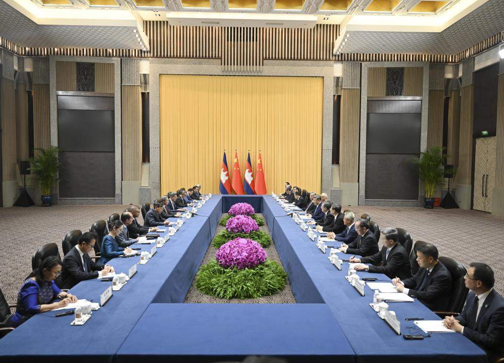 习近平会见柬埔寨首相洪玛奈