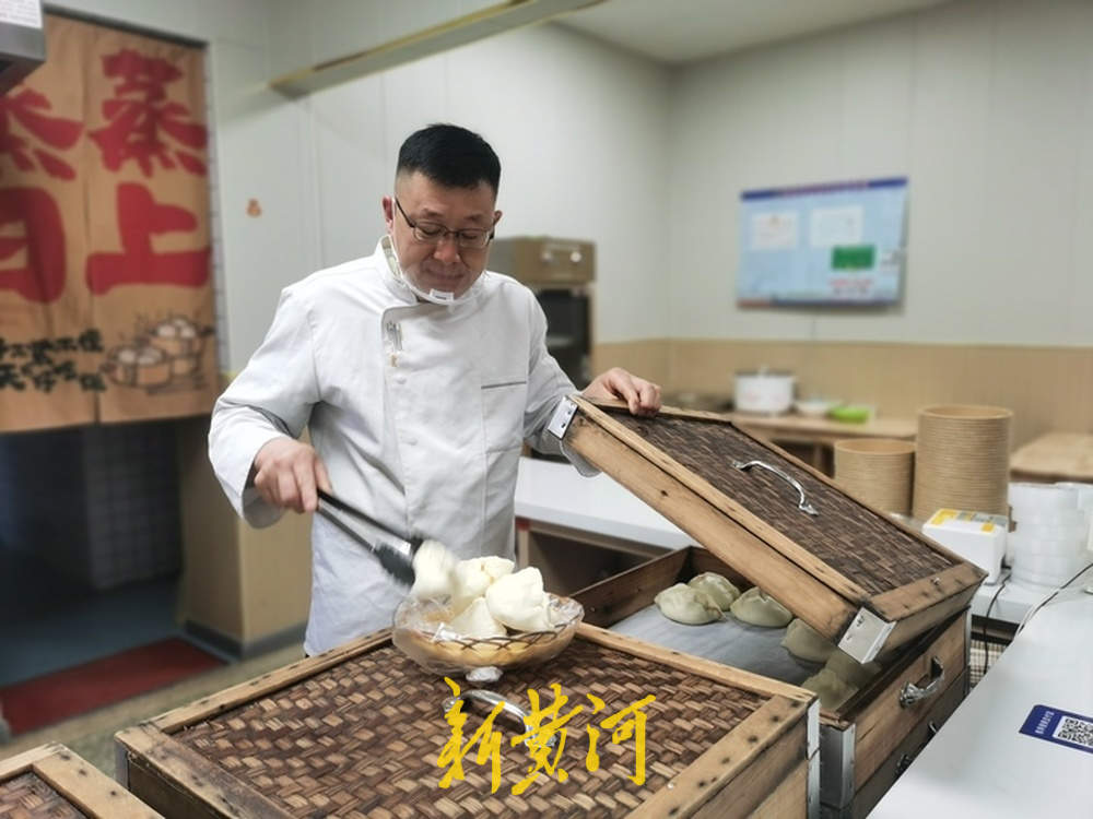 济南有家爱心包子铺，有困难的人可以吃完就走不用给钱