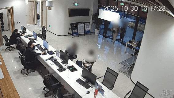 爸爸送女儿进派出所:她卡里还有80多万元……