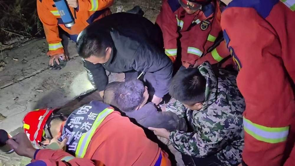 济南一六旬老人坠入40米深井，消防紧急救援