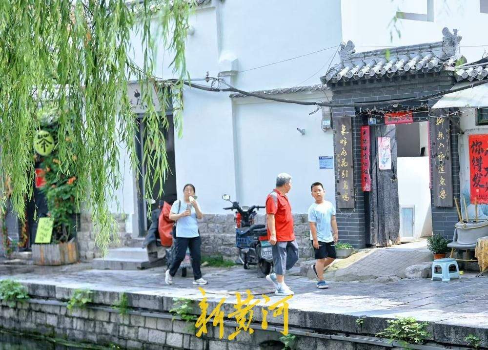 末伏时节游济南明府城 泉水街巷引游客漫步纳凉