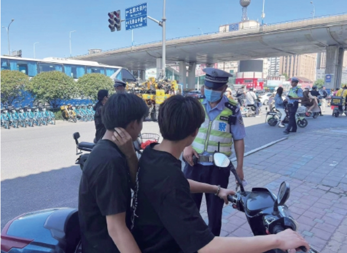 骑电动自行车“八类行为”最危险！