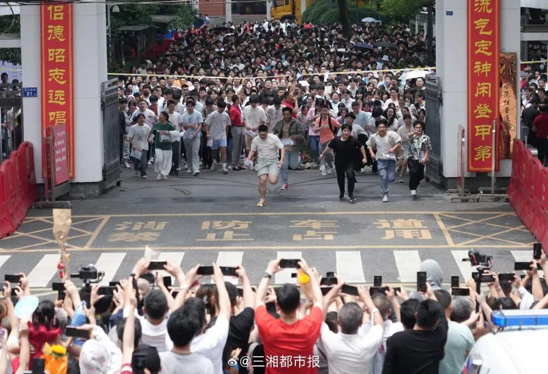 嚯！今天送考名场面，来了