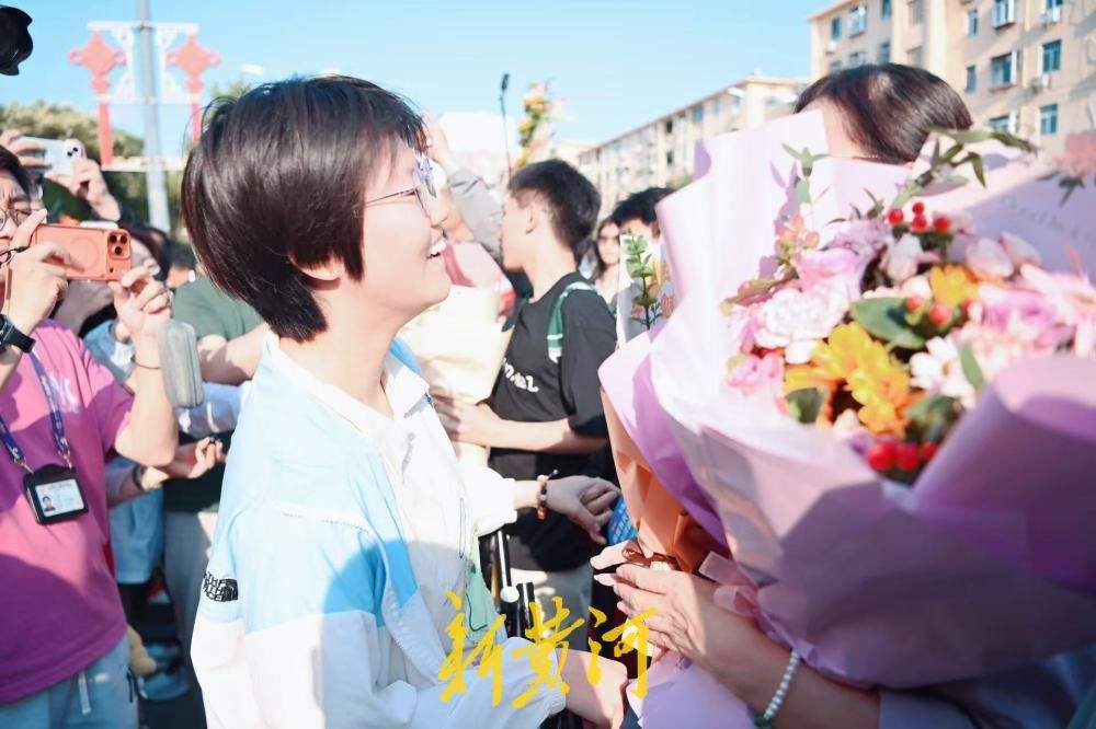 高考圆满落幕 温情合影定格济南考生逐梦瞬间