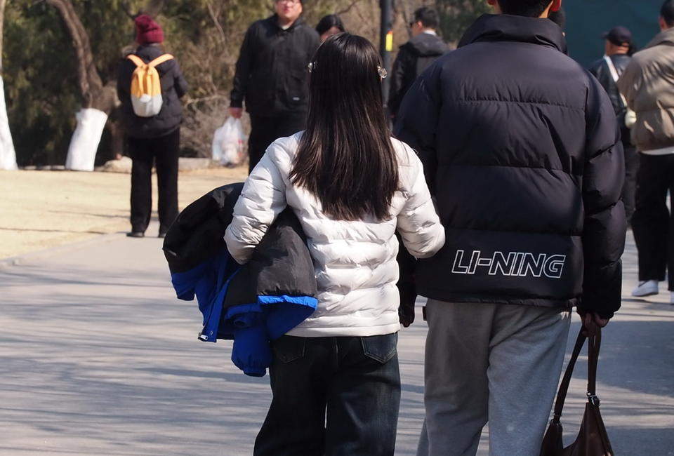 济南春光明媚气温回升，大批市民“轻装”游园