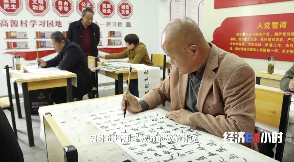 “银发族”爱上校园生活 老年大学一“位”难求