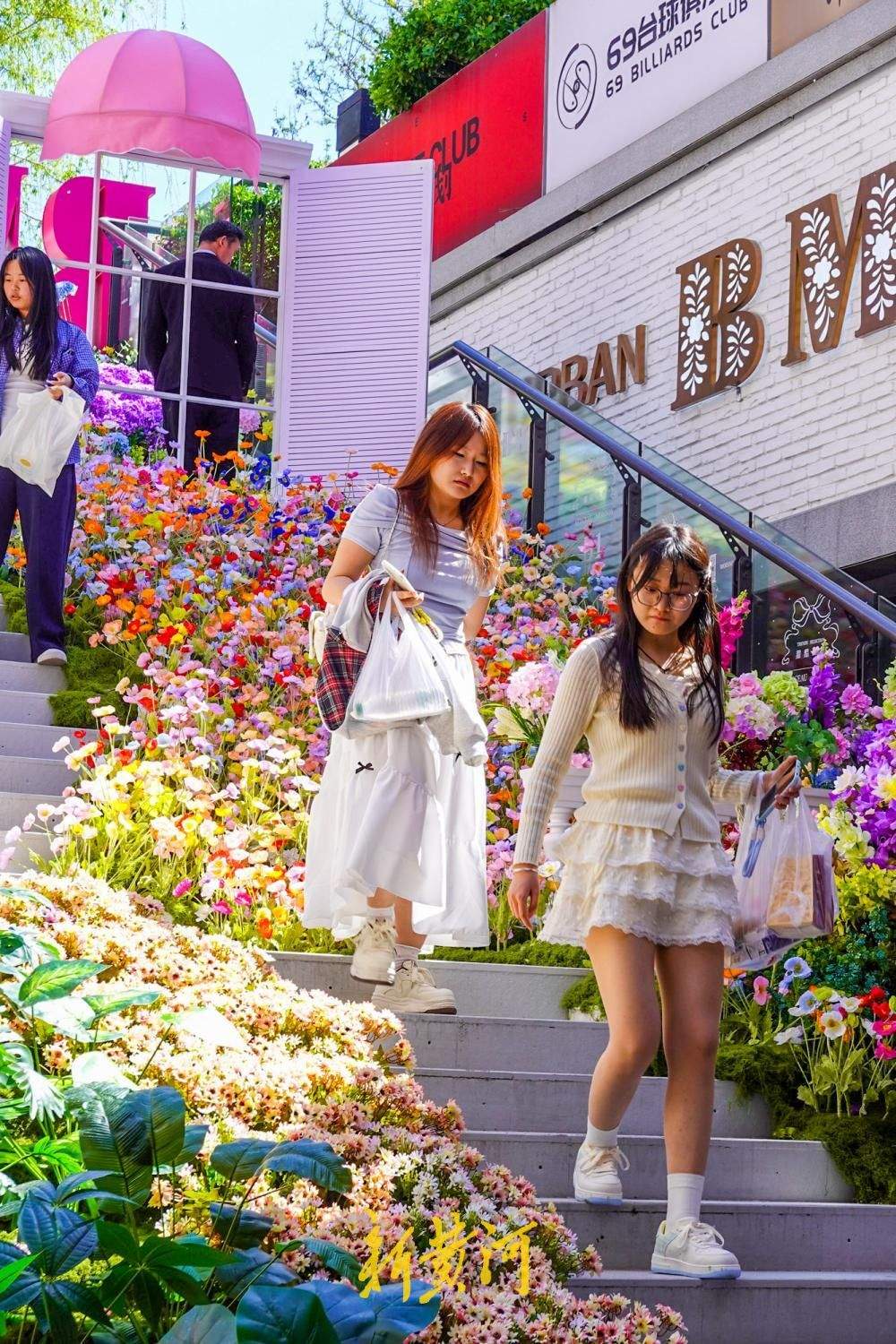 济南老商埠露天楼梯变身“彩虹花海”,网红打卡带动地下商场消费