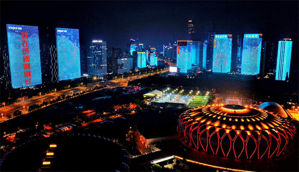 经十路两侧，灯光点亮2025济南国际泉水节