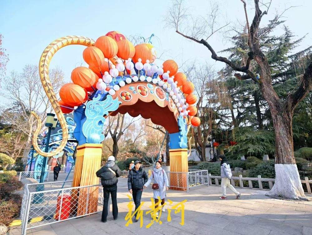 非遗现身天下第一泉迎春花灯会，《吕剧灯廊》灯组引游客驻足欣赏