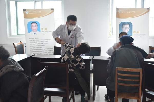 政企医协同送暖 优质资源下沉守护金秋银发健康