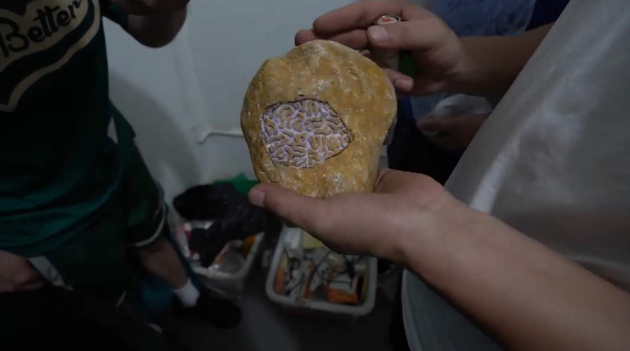 直播间“赌石”套路深，隔着屏幕买翡翠原石，真能开出“好料”吗？