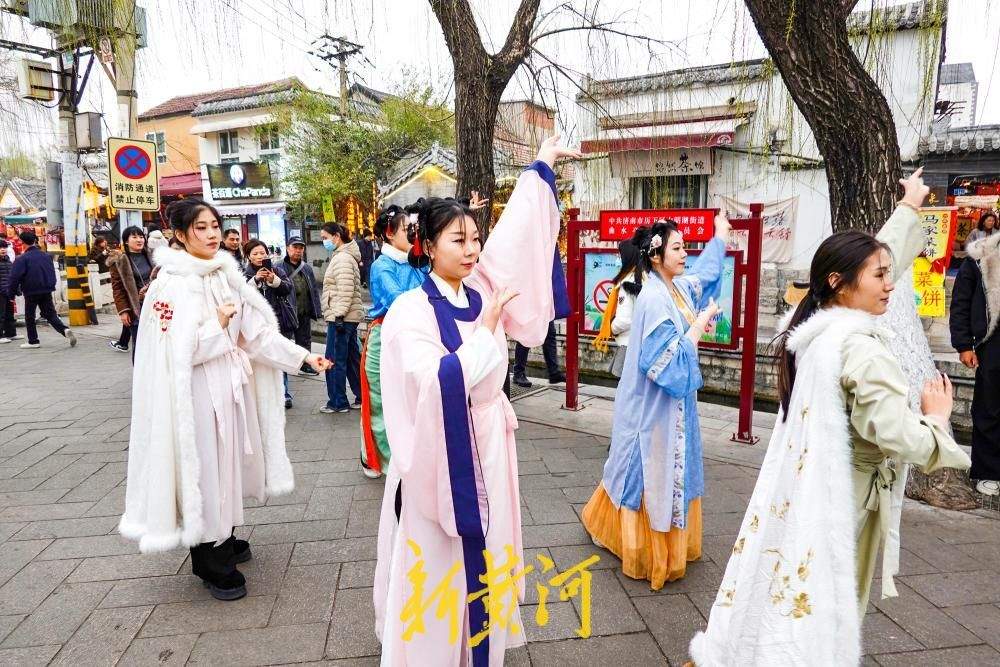 汉服巡游演绎老城韵味，济南明府城国风快闪持续到元宵节