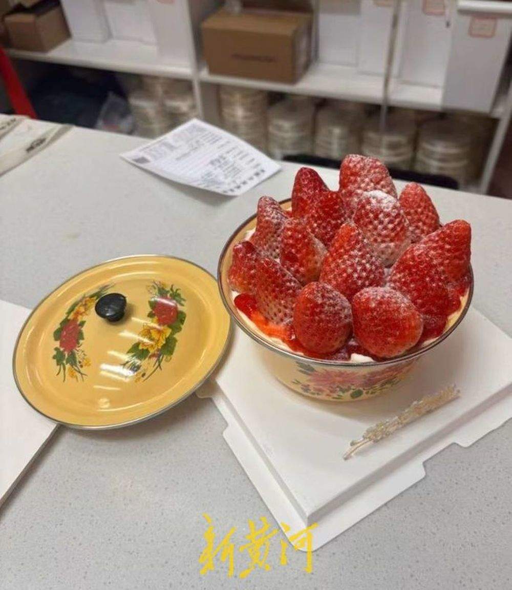 搪瓷盆草莓蛋糕走红，济南有蛋糕店月销超千盆