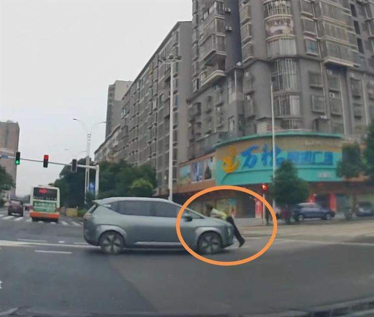 湖南永州一小车顶着交通执法员在街头行驶，警方已介入