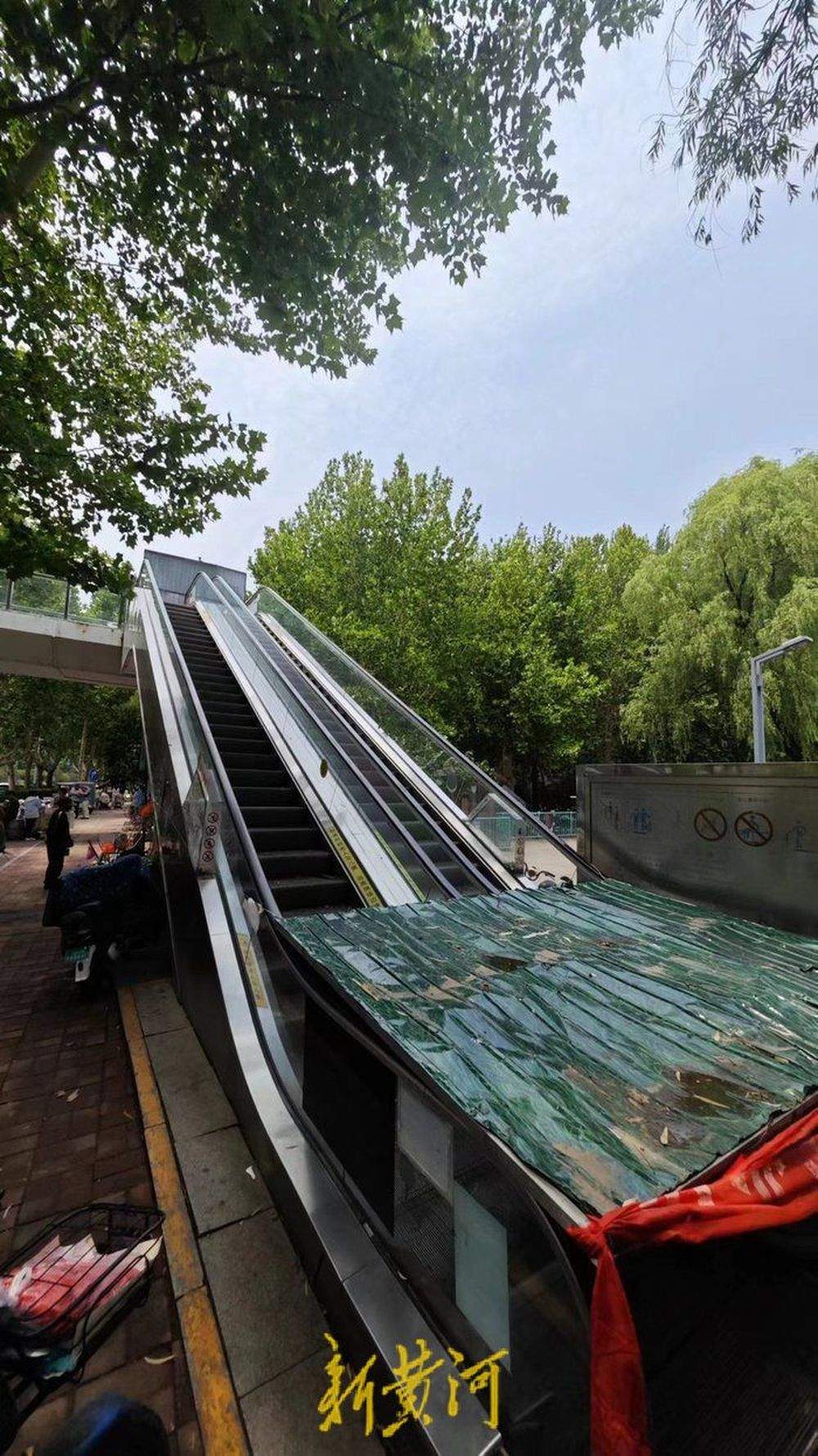 济南多处过街天桥自动扶梯停运,部分电梯老化严重亟需修缮,多方回应