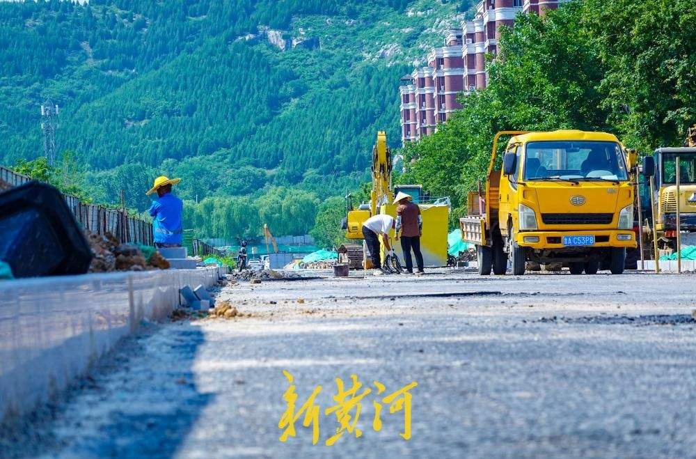 腊山河西路南延段部分围挡拆除，地铁4号线站点门前“豁然开朗”