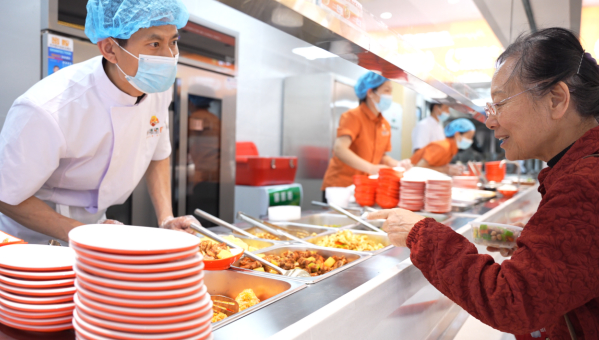济南社区食堂织密15分钟便民生活圈——家门口的一餐热饭