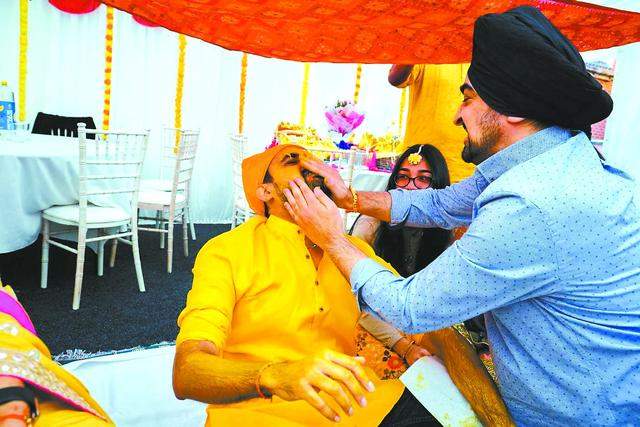 印度新人大婚前变“小黄人” 新郎新娘都“逃不了”