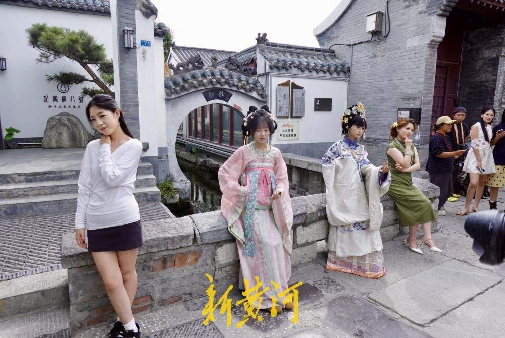 中秋假期后旅游热度不减，济南起凤桥街游客排队打卡