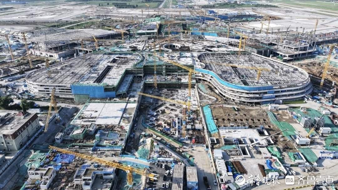 济南机场二期改扩建综合交通中心主体结构封顶