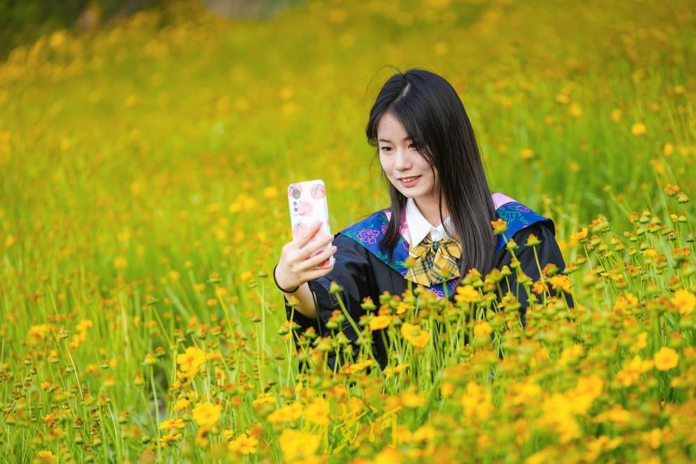 难忘大学时光，金鸡菊花海见证青春谢幕礼