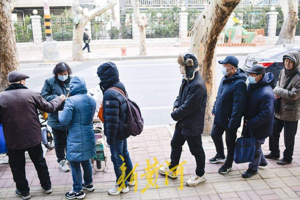 《乙巳年》特种邮票今天首发,济南邮迷排队购买,有人凌晨3点来排队