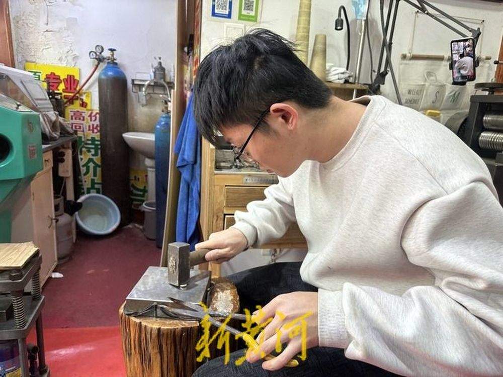 年关将近年轻人挤进打金店，一克金加工费平均比专卖店便宜100多元