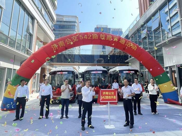 新款“红墩墩”在济南中央商务区“暖萌开跑”