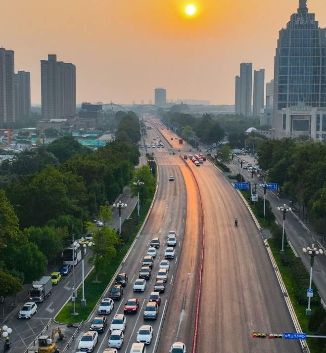 济南经十路快车道分段换新装