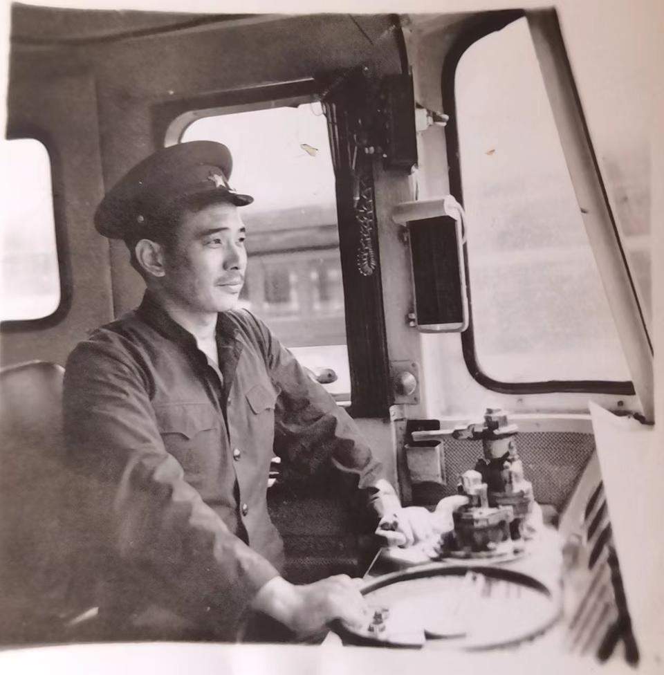 从绿皮车到“绿巨人”：无论时光如何变换，总是向着家的方向