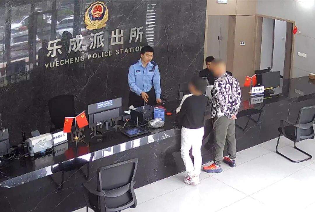 “不对劲!”快递小哥果断报警!