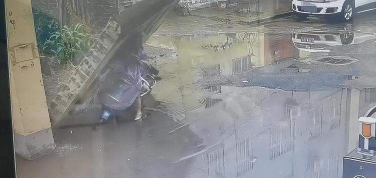 女子围墙下“上班打卡”，挖掘机不慎撞倒围墙致其身亡！死者亲属：围墙建造者也应担责，多方回应