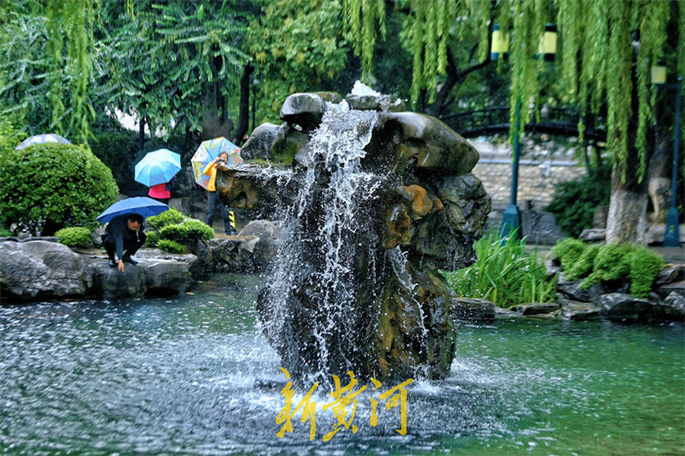 一年四季 泉在济南丨雨中“月牙飞瀑”势头更盛