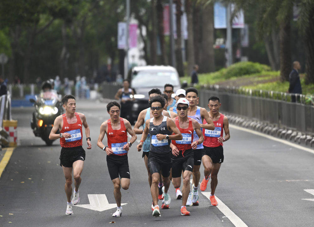 何杰夺得全运会历史首场跨境马拉松冠军