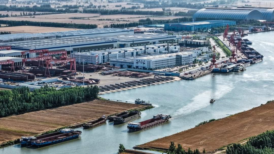 中国首艘出口纯电内河集装箱船在京杭运河圆满试航