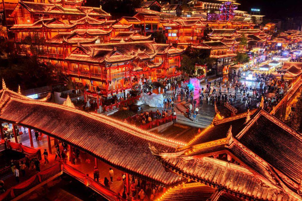 灯火映长假 夜游释放假期经济新潜力