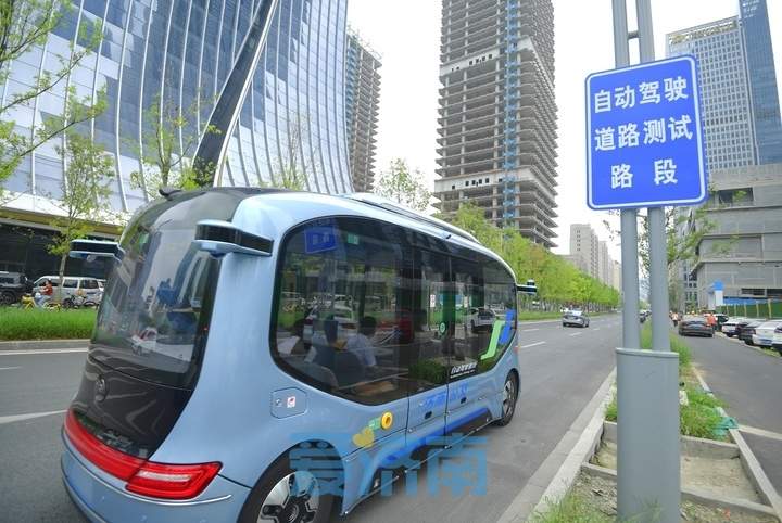 环绕“山、泉、湖、河、城”，济南自动驾驶公交车亮相中央商务区采集地图数据