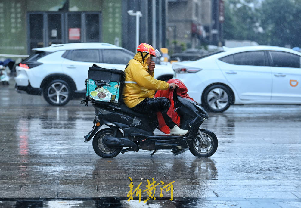泉城大雨来袭 雨中外卖小哥奔波送餐
