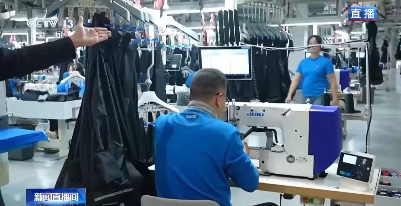 几秒钟全身扫描生成“身材数据包” 探访智慧服装工厂