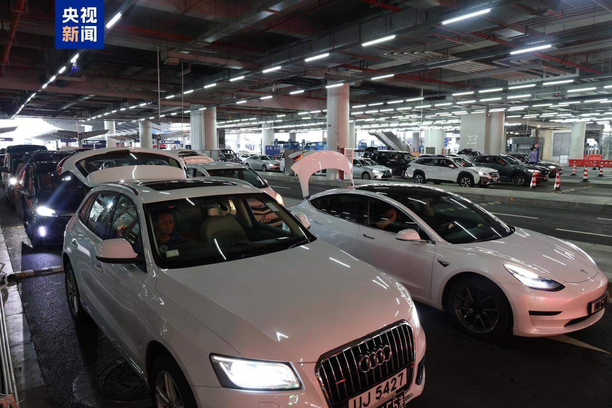 港珠澳大桥珠海公路口岸出境“货兼客”通道正式启用